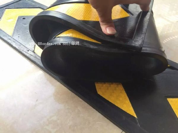 停車庫(kù)底腳線