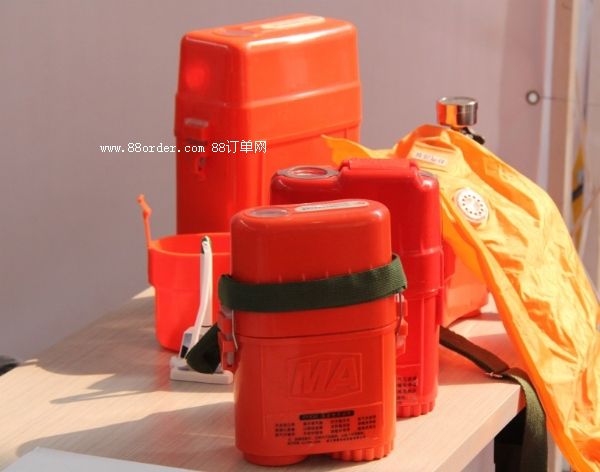 隔絕式壓縮氧自救器